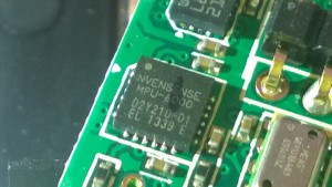 auf diesem Bild ist der Gyro Chip zu sehen :)